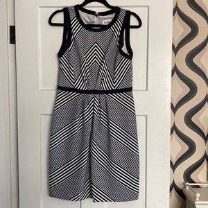 EUC white and navy chevron dress size 8